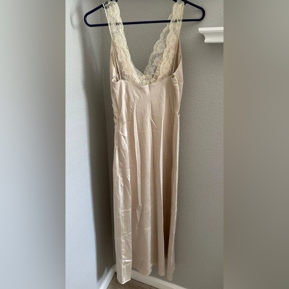 Abercrombie & Fitch Cream Midi Dress with V-Neckline and Elegant Ruching - Picture 2 of 2